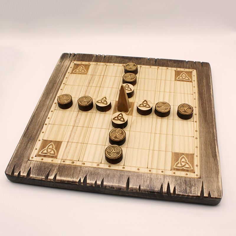 Tablero y fichas de madera del juego Brandubh Aodh | Productos artesanales | hechos a mano | La Plazoleta | Venta online