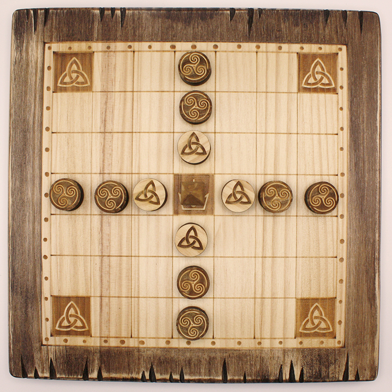 Tablero y fichas de madera del juego Brandubh Aodh | Productos artesanales | hechos a mano | La Plazoleta | Venta online
