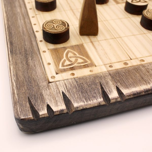 Tablero de madera del juego Brandubh Aodh | Productos artesanales | hechos a mano | La Plazoleta | Venta online