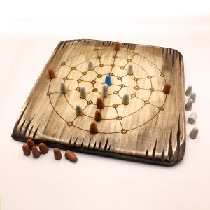 tablero con sus fichas de madera del juego Fidchell Cleissy | juego damas madera | juego mesa madera | juego de mesa parchís madera | juegos de mesa artesanales en madera | productos artesanales online