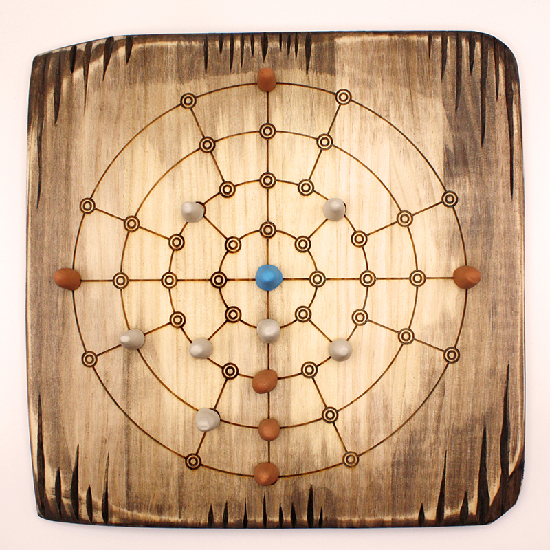 tablero con sus fichas de madera del juego Fidchell Cleissy | juego damas madera | juego mesa madera | juego de mesa parchís madera | juegos de mesa artesanales en madera | productos artesanales online