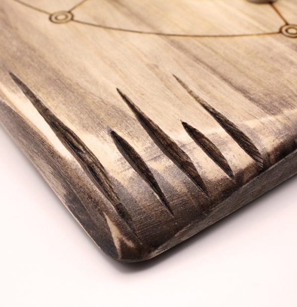 detalles en la madera del tablero de juego Fidchell Cleissy | juego damas madera | juego mesa madera | juego de mesa parchís madera | juegos de mesa artesanales en madera | productos artesanales online