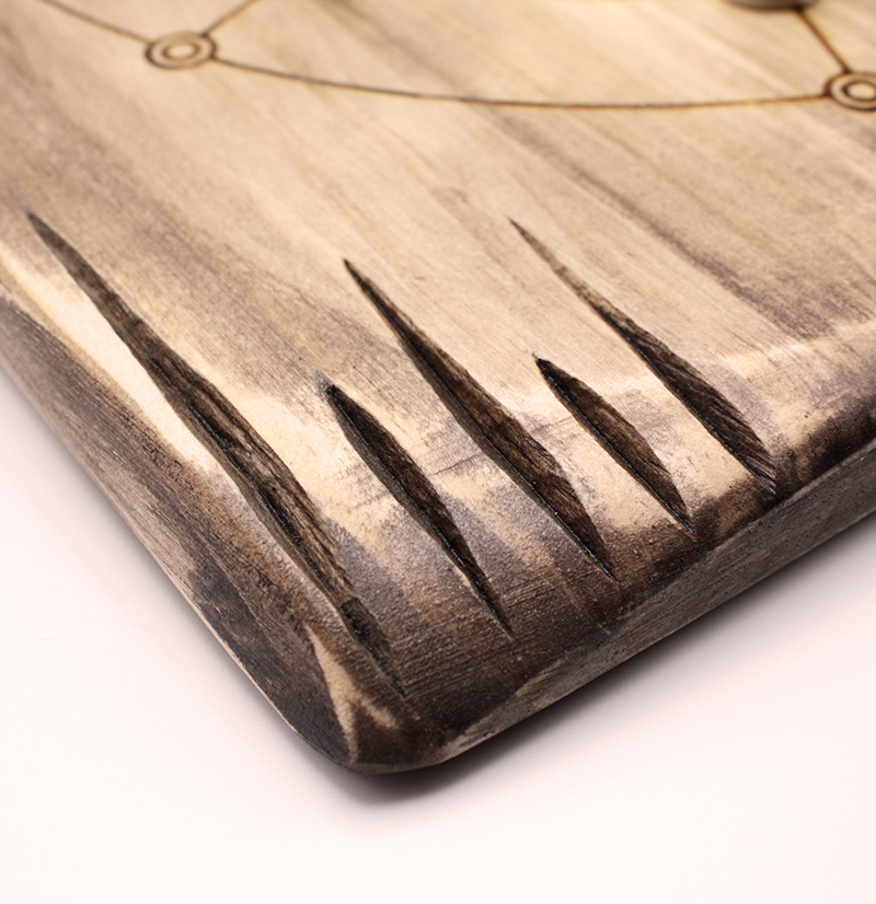 detalles en la madera del tablero de juego Fidchell Cleissy | juego damas madera | juego mesa madera | juego de mesa parchís madera | juegos de mesa artesanales en madera | productos artesanales online