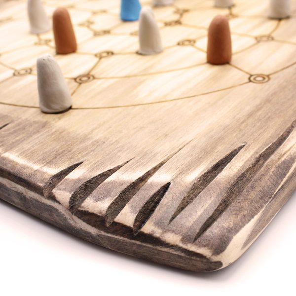 detalles en la madera del tablero de juego Fidchell Cleissy | juego damas madera | juego mesa madera | juego de mesa parchís madera | juegos de mesa artesanales en madera | productos artesanales online