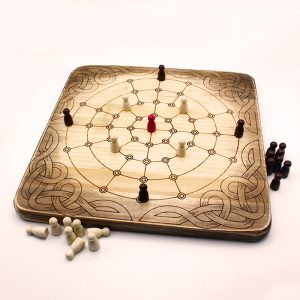 Juego Fidchell Oona de madera hecho a mano | juego damas madera | juego mesa madera | juego de mesa parchís madera | juegos de mesa artesanales en madera | productos artesanales online
