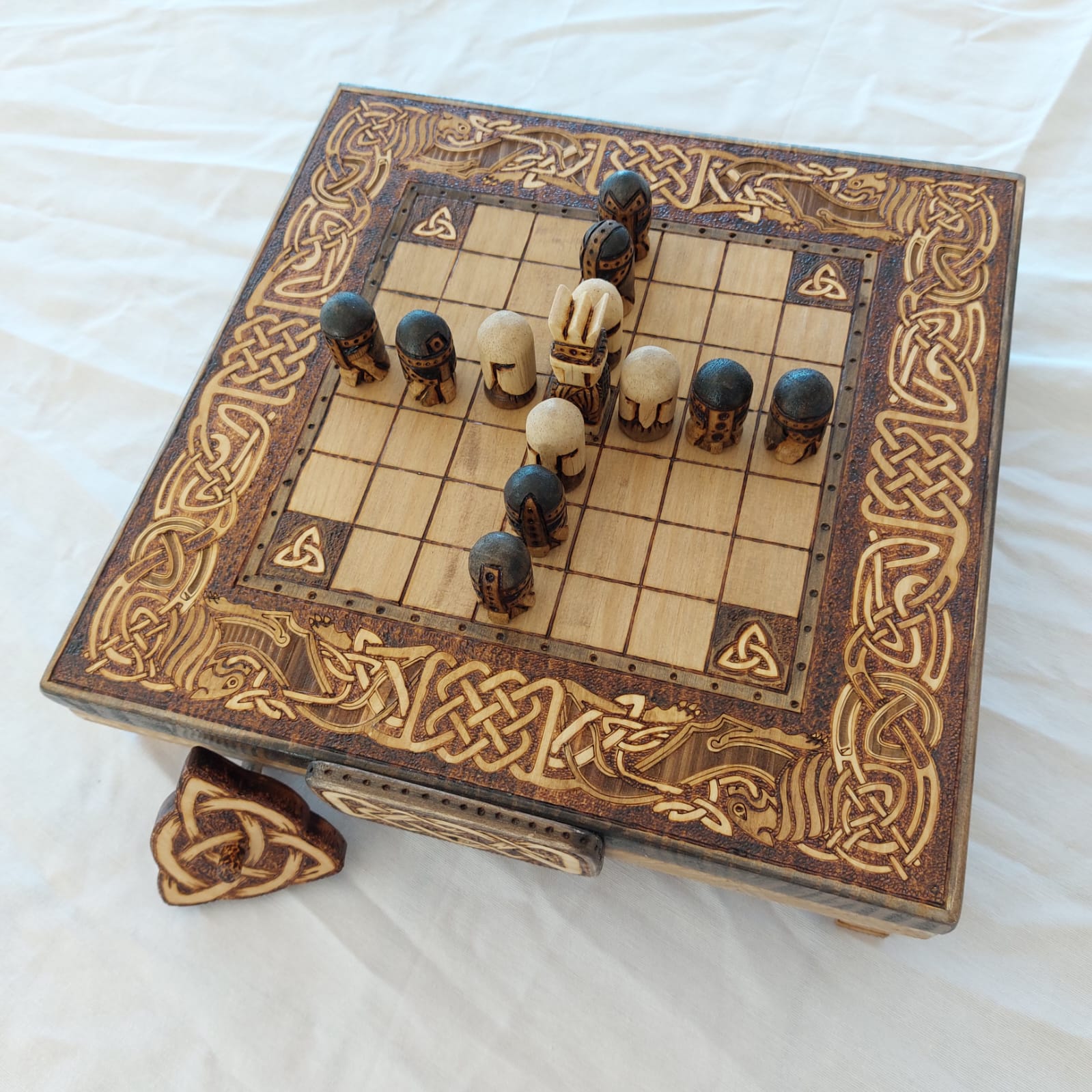Juego de mesa brandubh | ajedrez y damas de madera | dominos artesanales | Producto artesanal | estrategia | juegos de mesa históricos | Laplazoleta Madrid