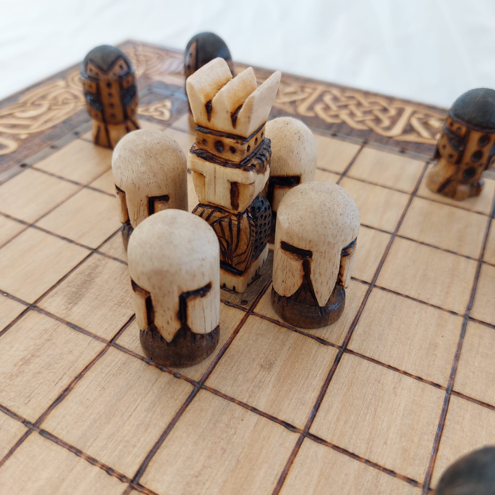 Piezas de madera tallada a mano del juego Brandubh | juego damas madera | juego mesa madera | juego de mesa parchís madera | juegos de mesa artesanales en madera | productos artesanales online