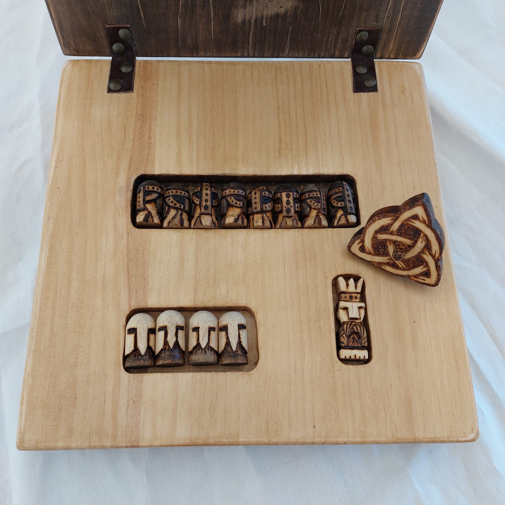 piezas talladas en madera del juego brandubh | ajedrez y damas de madera | dominos artesanales | Producto artesanal | estrategia | juegos de mesa históricos | Laplazoleta Madrid