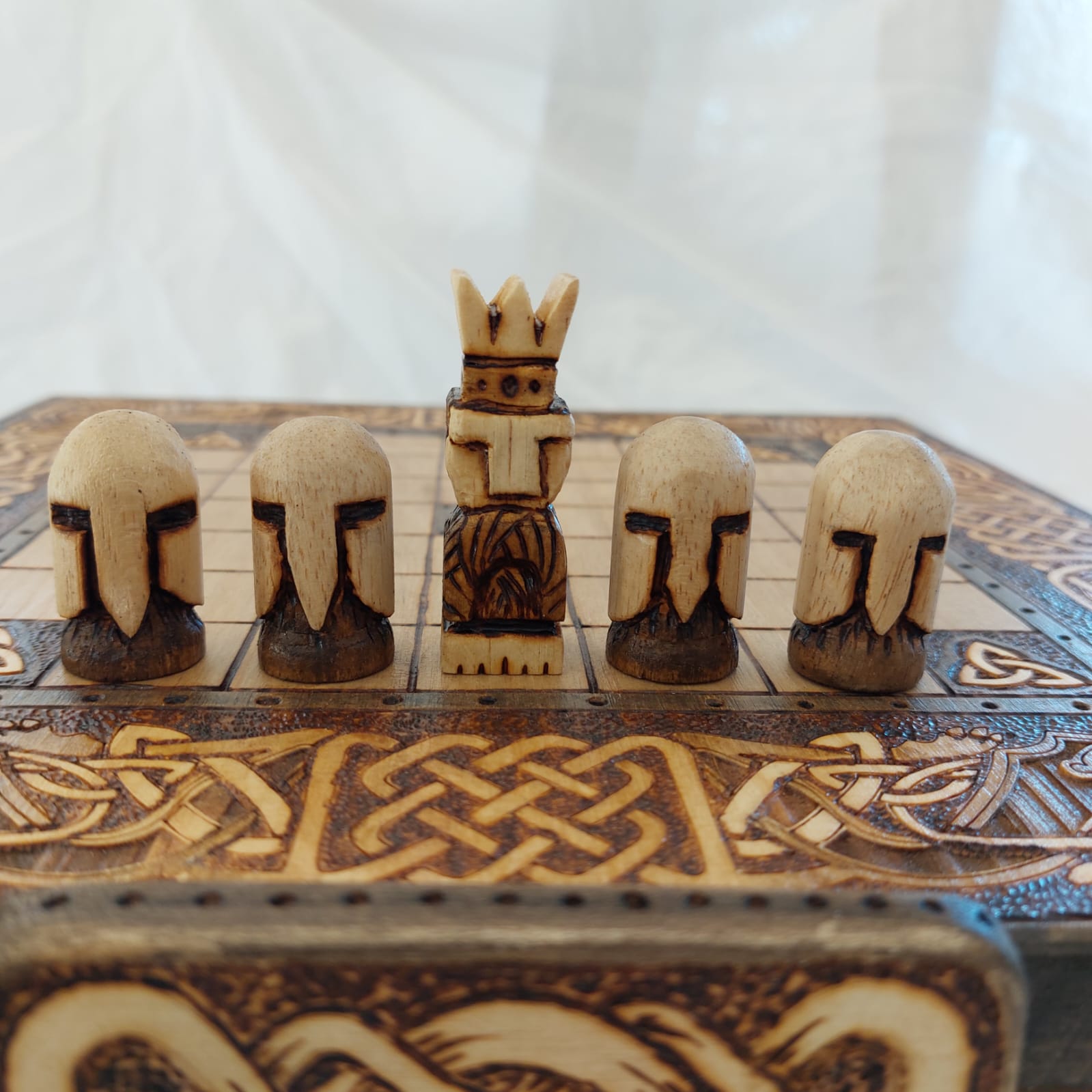 Primer plano de las piezas talladas a mano en madera del juego Brandubh | dominos en madera | ajedrez de madera | tablero de madera | parchís y oca de madera | Laplazoleta | juegos de mesa madera Madrid