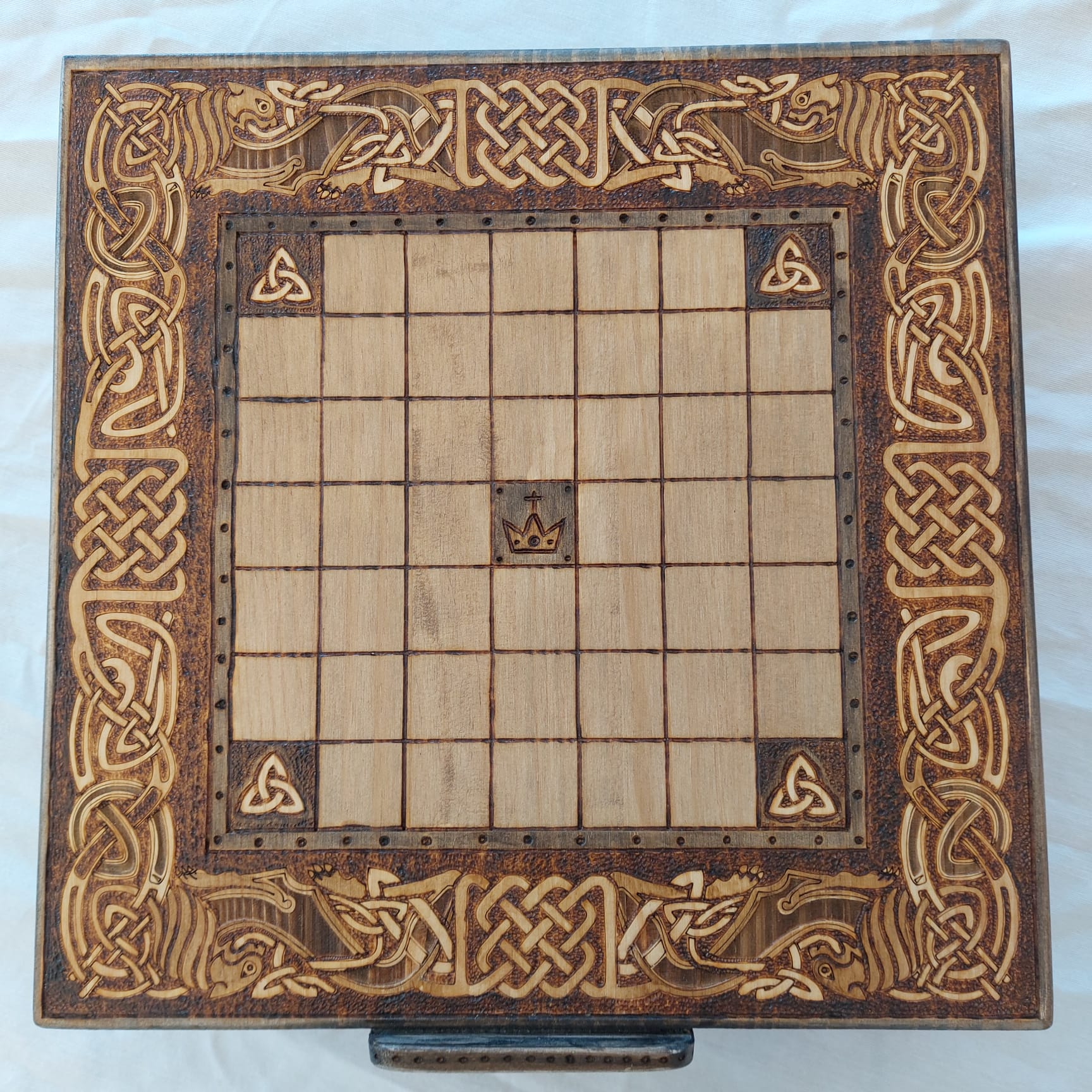Tablero tallado a mano del juego Brandubh | juego damas madera | juego mesa madera | juego de mesa parchís madera | juegos de mesa artesanales en madera | productos artesanales online