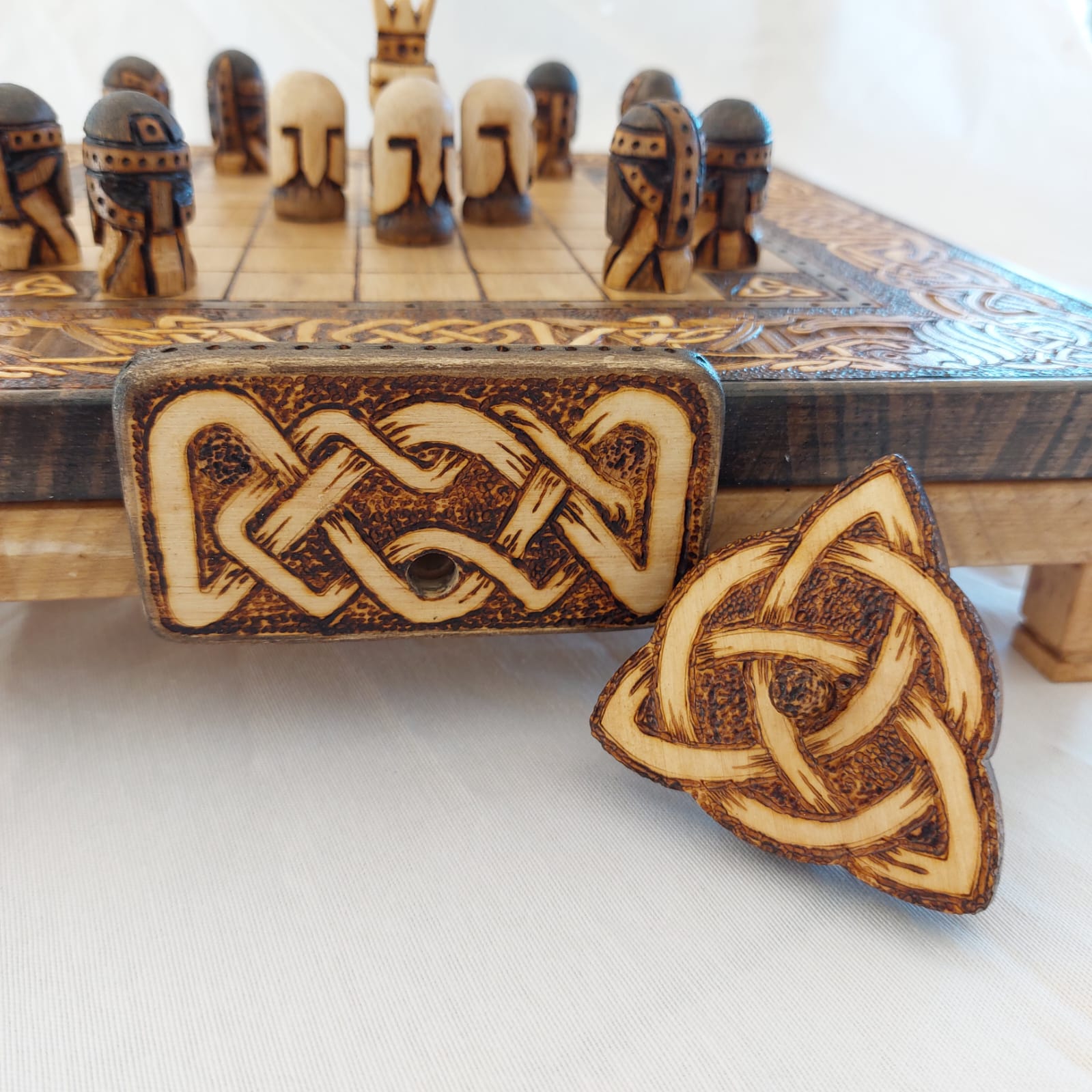 Piezas de madera del juego Brandubh | Productos artesanales | hechos a mano | La Plazoleta | Venta online