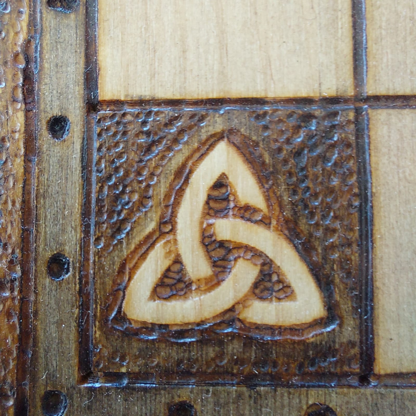 Detalle de un tablero de madera del juego brandubh | juegos de mesa hechos de madera | artesanía española online | juego mesa madera | parchís y oca | juegos de mesa de madera | comprar artesania online