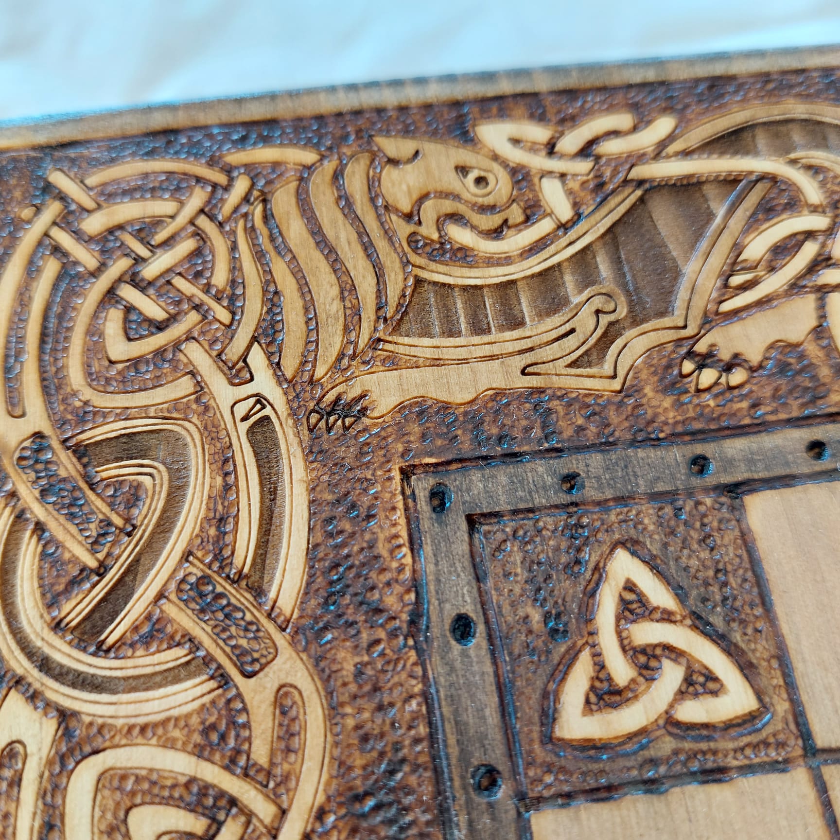 Detalles en madera hechos a mano del juego Brandubh | juegos de mesa hechos de madera | artesanía española online | juego mesa madera | parchís y oca | juegos de mesa de madera | comprar artesanía online