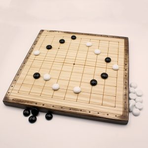 Juego GO Zhan tablero de madera con fihcas blancas y negras | juegos de mesa hechos de madera | artesanía española online | juego mesa madera | parchís y oca | juegos de mesa de madera | comprar artesanía online
