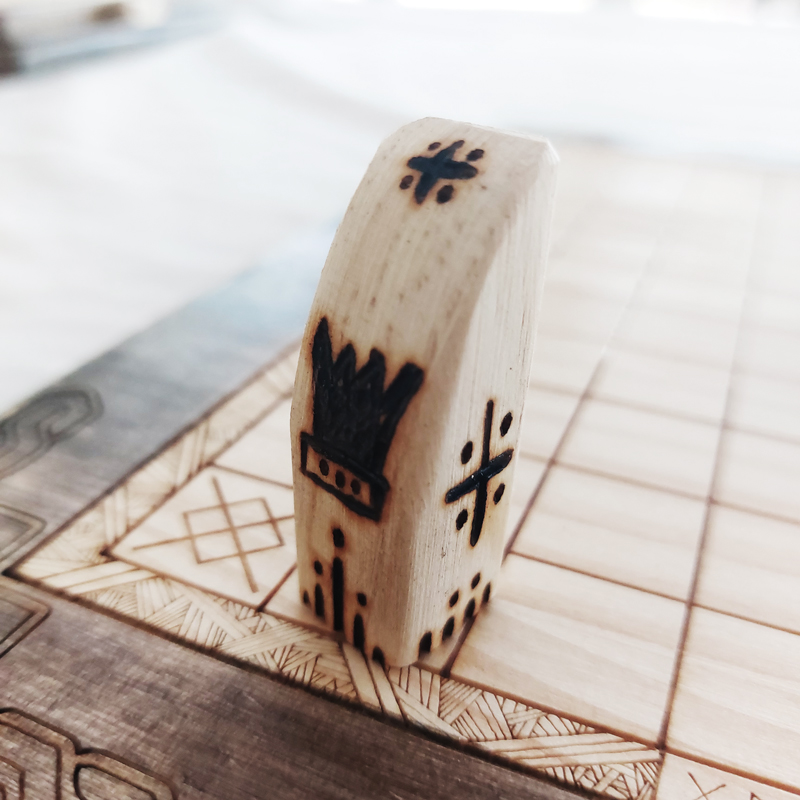 Pieza de madera pirograbada del juego Hnefatal | juego damas madera | juego mesa madera | juego de mesa parchís madera | juegos de mesa artesanales en madera | productos artesanales online