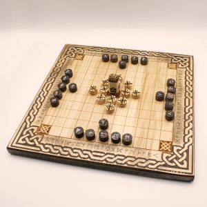 Juego de madera tallado a mano del juego Hnefatal Einar | juego piezas de madera | parchís madera |juegos de mesa de madera con canicas |juego de mesa torre de madera | Ajedrez | La Plazoleta Madrid