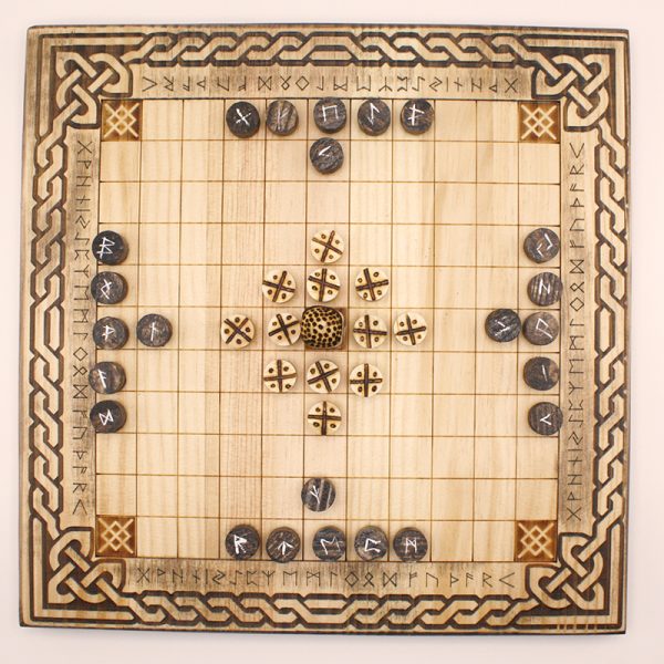 Juego de madera tallado a mano del juego Hnefatal Einar | juego piezas de madera | parchís madera |juegos de mesa de madera con canicas |juego de mesa torre de madera | Ajedrez | La Plazoleta Madrid