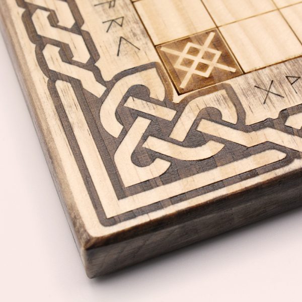 Tablero de madera tallado a mano del juego Hnefatal Einar | juego piezas de madera | parchís madera |juegos de mesa de madera con canicas |juego de mesa torre de madera | Ajedrez | La Plazoleta Madrid