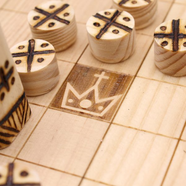 Piezas y tablero de madera tallado a mano del juego Hnefatal Einar | juego piezas de madera | parchís madera |juegos de mesa de madera con canicas |juego de mesa torre de madera | Ajedrez | La Plazoleta Madrid