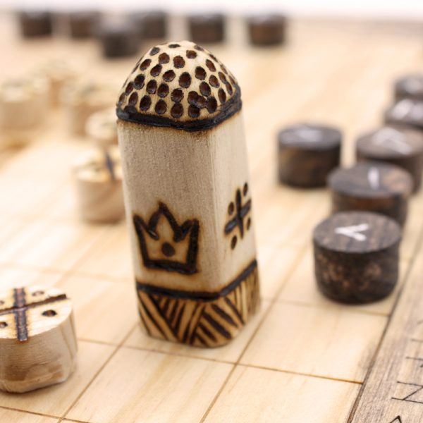Pieza de madera tallada a mano del juego Hnefatal Einar | juego piezas de madera | parchís madera |juegos de mesa de madera con canicas |juego de mesa torre de madera | Ajedrez | La Plazoleta Madrid