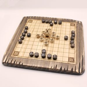 Tablero y piezas del juego Hnefatalf Kolbein hecho a mano | ajedrez y damas de madera | dominos artesanales | Producto artesanal | estrategia | juegos de mesa históricos | Laplazoleta Madrid