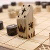 fichas del juego Hnefatalf Kolbein hecho a mano | ajedrez y damas de madera | dominos artesanales | Producto artesanal | estrategia | juegos de mesa históricos | Laplazoleta Madrid