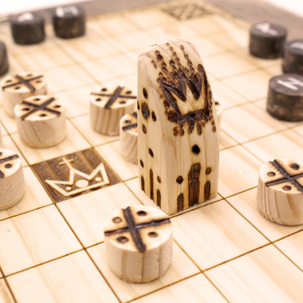 Tablero y fichas del juego Hnefatalf Sigfrid hecho a mano | ajedrez y damas de madera | dominos artesanales | Producto artesanal | estrategia | juegos de mesa históricos | Laplazoleta Madrid