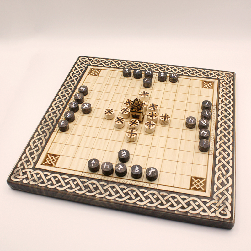 Hnefatalf-Torkel-110A-01 Tablero con sus fichas del juego Hnefatalf Torkel hecho a mano | ajedrez y damas de madera | dominos artesanales | Producto artesanal | estrategia | juegos de mesa históricos | Laplazoleta Madrid