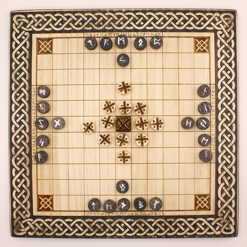 Hnefatalf-Torkel-110A-02 Tablero de madera tallado a mano del juego Hnefatal Torkel | juego piezas de madera | parchís madera |juegos de mesa de madera con canicas |juego de mesa torre de madera | Ajedrez | La Plazoleta Madrid
