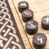 Hnefatalf-Torkel-110A-05 Piezas de madera talladas a mano del juego Hnefatal Torkel | juego piezas de madera | parchís madera |juegos de mesa de madera con canicas |juego de mesa torre de madera | Ajedrez | La Plazoleta Madrid