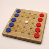 tablero del juego Neutron pintado a mano con fichas rojas y azules | juego damas madera | juego mesa madera | juego de mesa parchís madera | juegos de mesa artesanales en madera | productos artesanales online