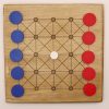 tablero del juego Neutron pintado a mano con fichas rojas y azules | juego damas madera | juego mesa madera | juego de mesa parchís madera | juegos de mesa artesanales en madera | productos artesanales online