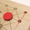 parte del tablero rojo del juego Neutron pintado a mano | juego damas madera | juego mesa madera | juego de mesa parchís madera | juegos de mesa artesanales en madera | productos artesanales online