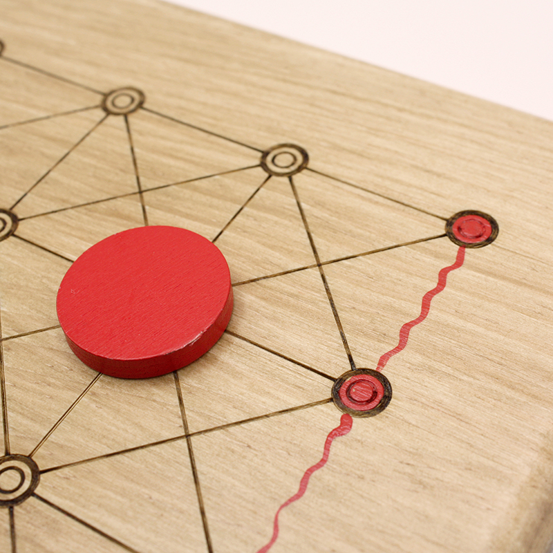 parte del tablero rojo del juego Neutron pintado a mano | juego damas madera | juego mesa madera | juego de mesa parchís madera | juegos de mesa artesanales en madera | productos artesanales online