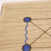 parte del tablero azul del juego Neutron pintado a mano | juego damas madera | juego mesa madera | juego de mesa parchís madera | juegos de mesa artesanales en madera | productos artesanales online
