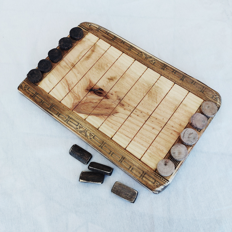 Tablero y fichas del juego histórico Puluc | juego damas madera | juego mesa madera | juego de mesa parchís madera | juegos de mesa artesanales en madera | productos artesanales online