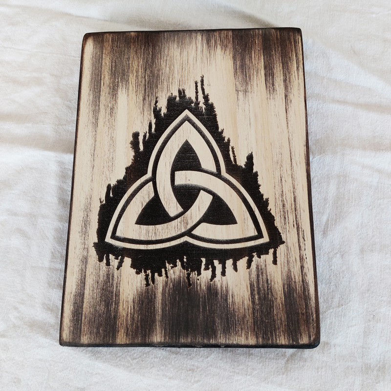 Tablilla de madera pirografiada a mano | juegos de mesa hechos de madera | artesanía española online | juego mesa madera | parchís y oca | juegos de mesa de madera | comprar artesania online