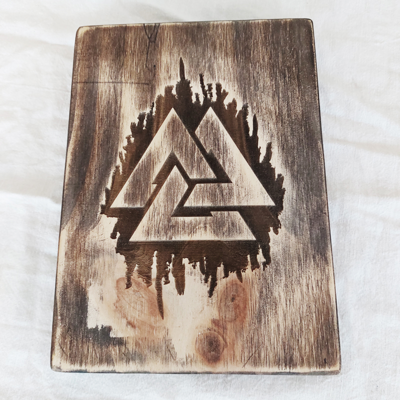 Tablilla símbolo valhalla de madera tallada | juego piezas de madera | parchís madera |juegos de mesa de madera con canicas |juego de mesa torre de madera | Ajedrez | La Plazoleta Madrid