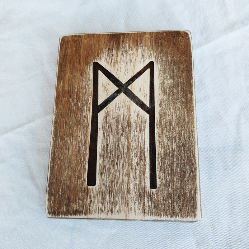 Tablilla mannaz de madera tallada | juego piezas de madera | parchís madera |juegos de mesa de madera con canicas |juego de mesa torre de madera | Ajedrez | La Plazoleta Madrid