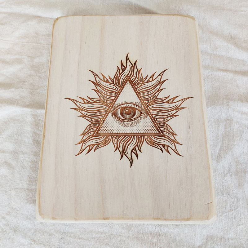 Tablilla de madera tallada | backgammon de madera | parchís de madera | juegos de mesa históricos | juegos de mesa artesanales | estrategia | La Plazoleta