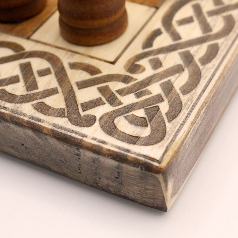 Tablero de ajedrez Bergen tallado a mano en madera | juego damas madera | juego mesa madera | juego de mesa parchís madera | juegos de mesa artesanales en madera | productos artesanales online