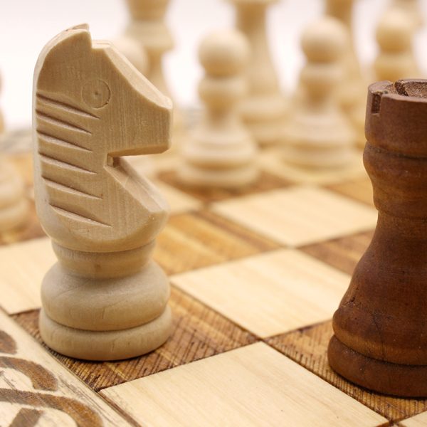 piezas de ajedrez talladas a mano en madera | juego damas madera | juego mesa madera | juego de mesa parchís madera | juegos de mesa artesanales en madera | productos artesanales online