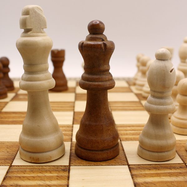 piezas de ajedrez talladas a mano en madera | juego damas madera | juego mesa madera | juego de mesa parchís madera | juegos de mesa artesanales en madera | productos artesanales online