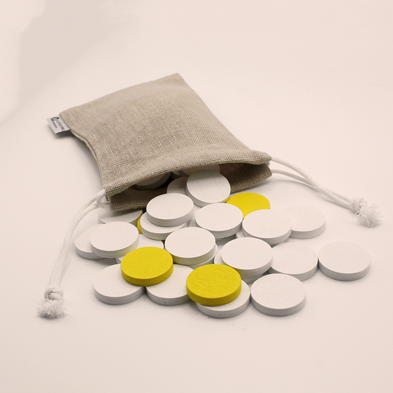 Piezas blancas y amarillas del Juego de mesa hecho a mano Baghchal | ajedrez y damas de madera | dominos artesanales | Producto artesanal | estrategia | juegos de mesa históricos | Laplazoleta Madrid