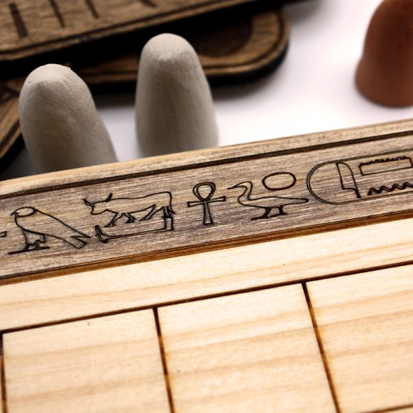Juego pirograbado Senet Aammes amarillo | ajedrez y damas de madera | dominos artesanales | Producto artesanal | estrategia | juegos de mesa históricos | Laplazoleta Madrid