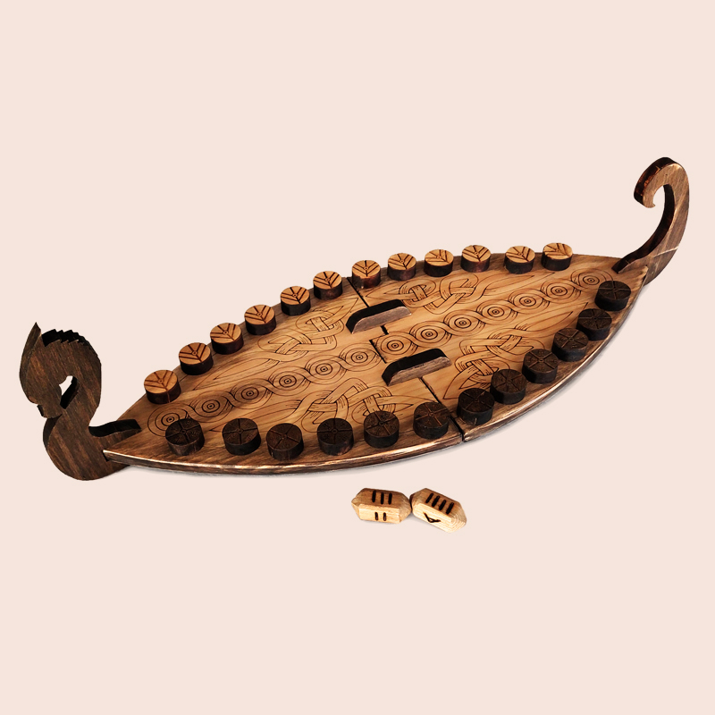 tablero y piezas de madera pirograbada del juego Daldos Astrid | Producto artesano | Hecho a mano | La PLazoleta