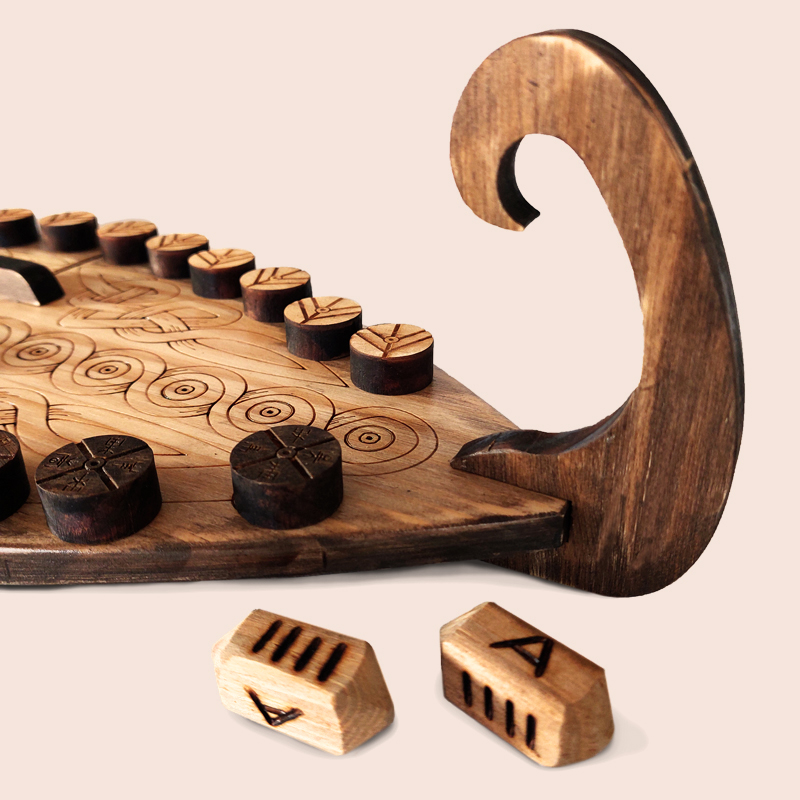 tablero y piezas de madera pirograbada del juego Daldos Astrid | Producto artesano | Hecho a mano | La PLazoleta
