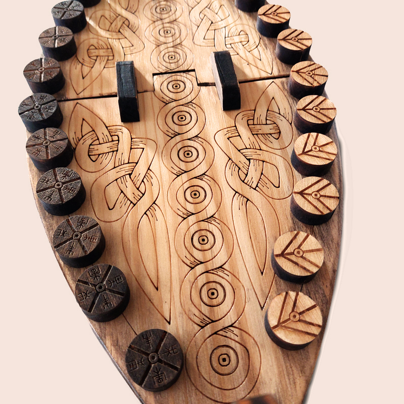 tablero y piezas de madera pirograbada del juego Daldos Astrid | Producto artesano | Hecho a mano | La PLazoleta