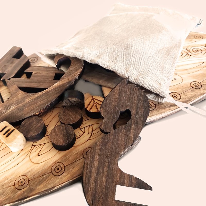 tablero y piezas de madera pirograbada del juego Daldos Astrid | Producto artesano | Hecho a mano | La PLazoleta