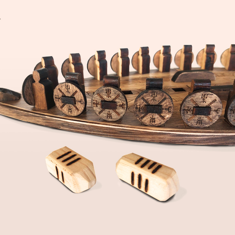tablero y piezas de madera pirograbada del juego Daldos Loki | Producto artesano | Hecho a mano | La PLazoleta